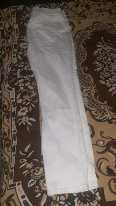 Vând blugi elastici