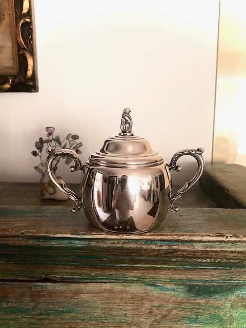 Set pentru cafea, ceai, poansonat model deosebit