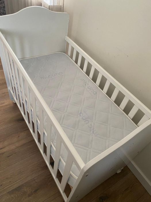 Детская кроватка и комод