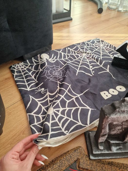 Продавам HALLOWEEN украса и одеяла