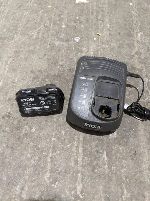 Ryobi încărcător + acumulator