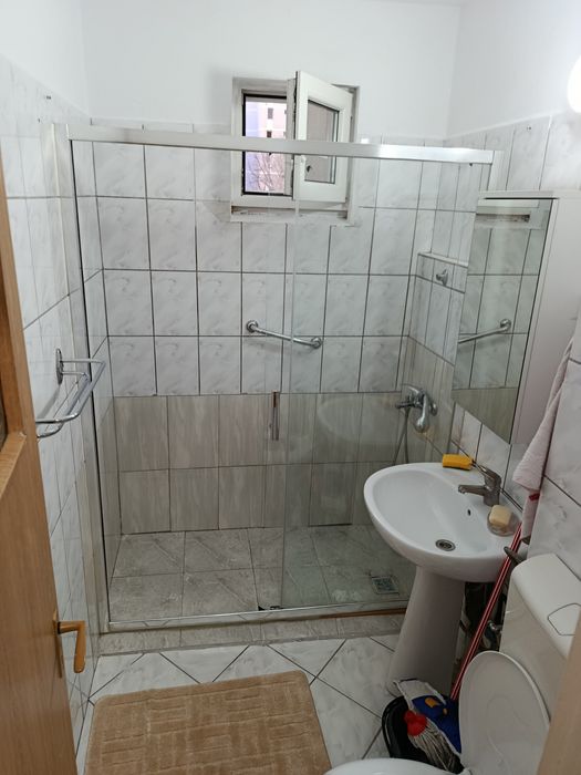 Închiriez apartament cu doua camere