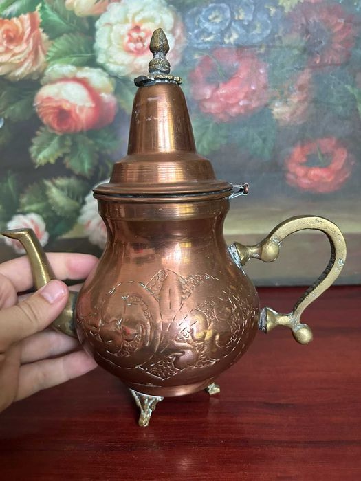 A381 550g, 25 cm H, 21cm latime Frumos ceainic alama si bronz