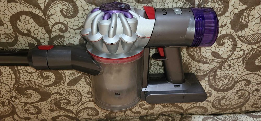 DYSON V8 aspirator cu accesori prindere perete incarcator fuctional