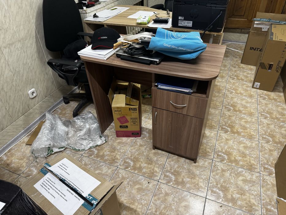 Продам стеллаж и столы