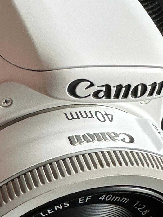 Kit Canon 100D 40 f/2.8 ALB fara incarcator (bonus card 64GB)