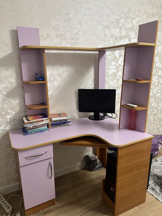 Продам компьютерный стол в хорошом состание