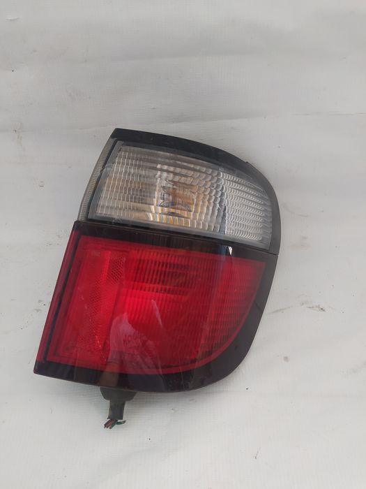 Фонарь Mazda 626 .