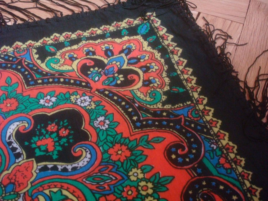 Ръчно бродирано каре и кърпи за глава за народна носия