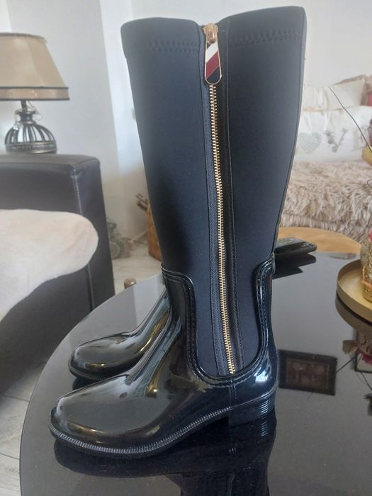 Нови ботуши на Томи Хилфигер,комбинация текстил и гума,много елегантни