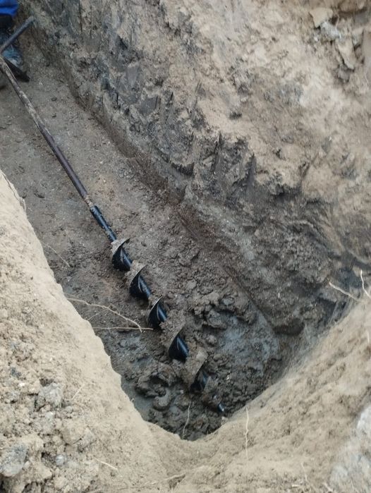 Прокол под дорогой и капаем траншея
