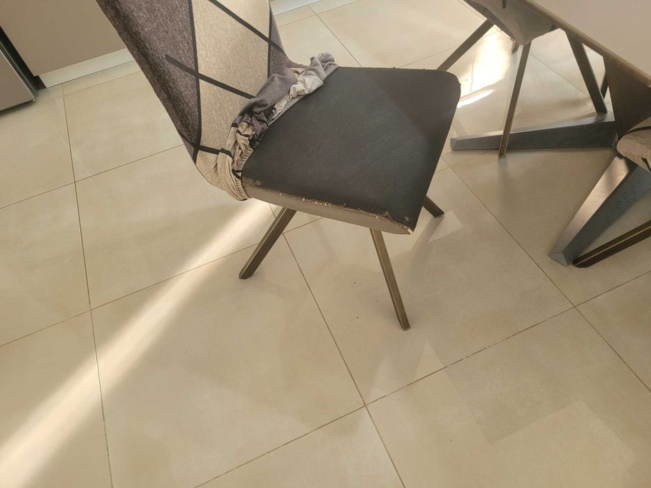 Masă cu scaune de. Bucătărie