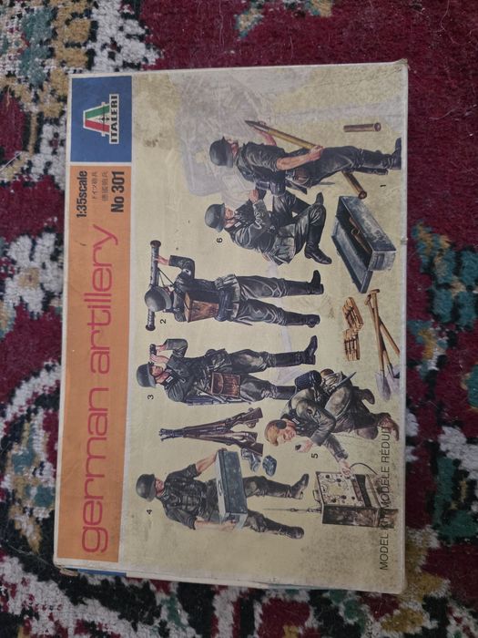 Machetă soldați, cu planul de construire