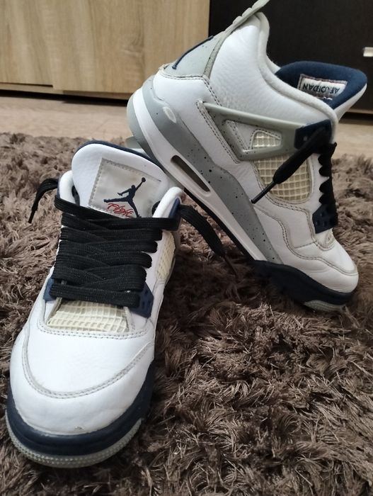 Vand Air Jordan 4 Midnight Navy.