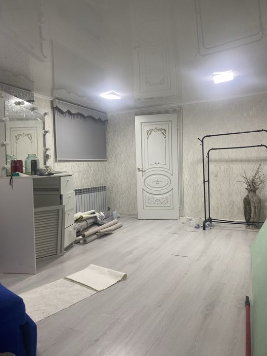 Поклейка обоев и покраска стены