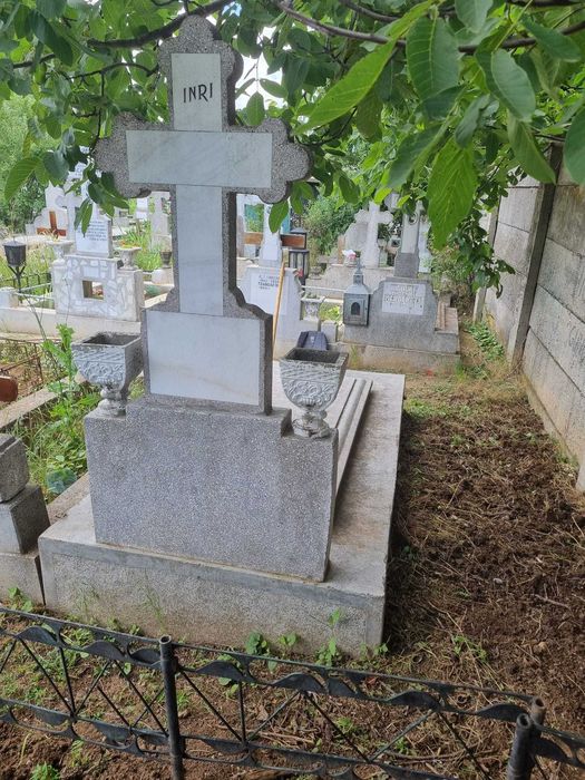 Cavou cu 2/3 Locuri de veci  cimitirul Vintila Voda - Popesti Leordeni