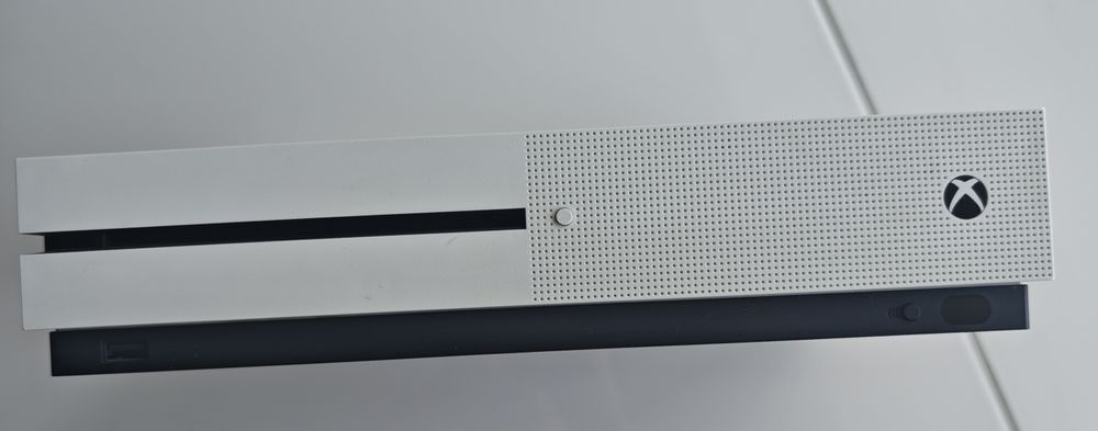 Xbox one S 1TB   и два джойстика