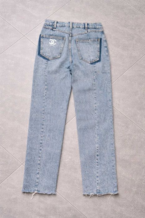 дамски дънки на шанел с цепка отпред ползвани но запазени с модерен дизайн chanel деним