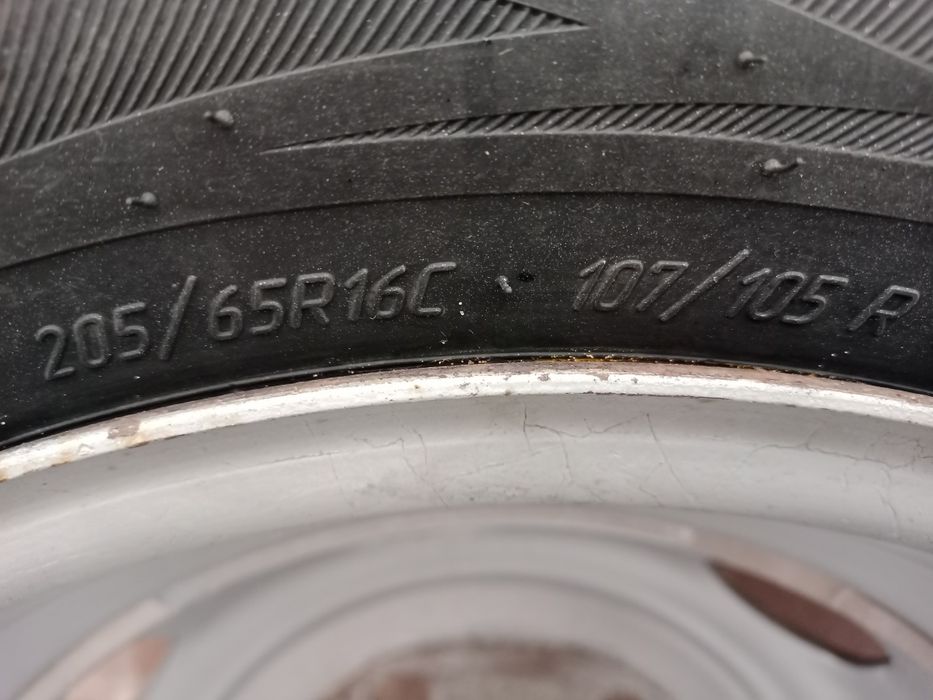 Продам шины шипованные с дисками на газель