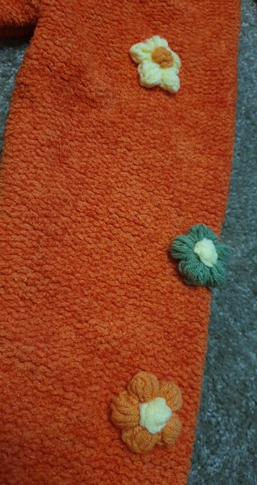 Cardigan si bereta flori crosetate