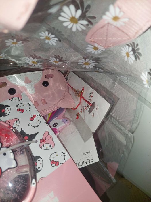 Set cadou Hello Kitty cu geanta, perie, posetuta, bratara