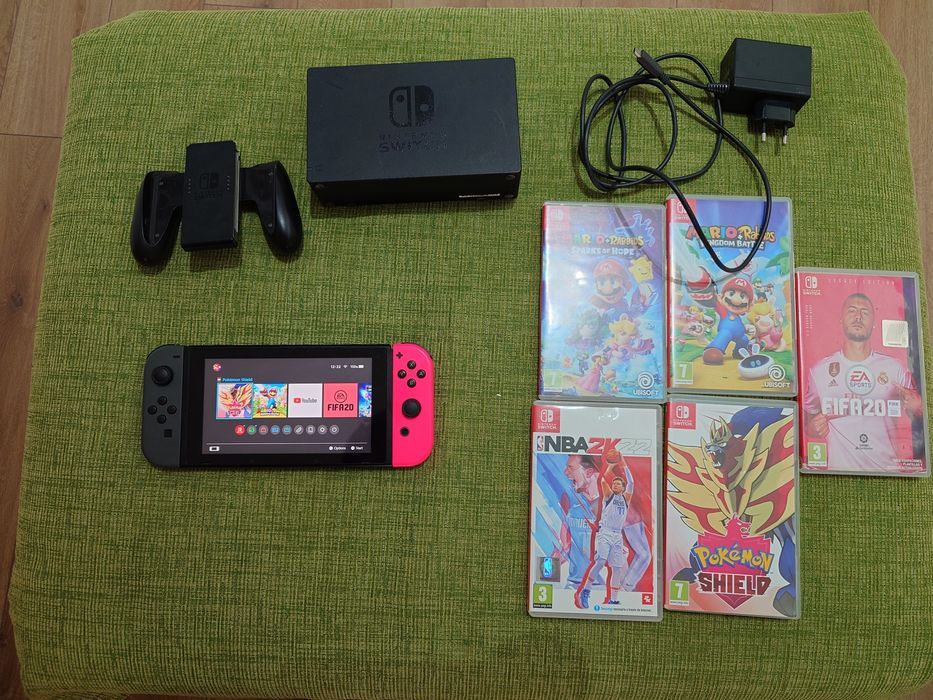 Vând Nintendo switch+ 5 jocuri (pokemon, Mario)