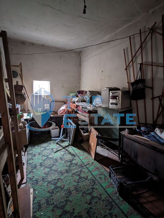 Къща с гараж в село Сенник