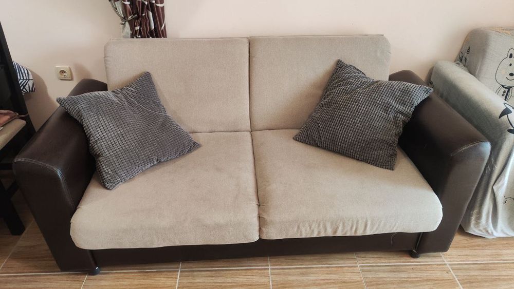 Диван и фотьойл. Всичко е наред, дивана и фотьойла са сгъваеми.