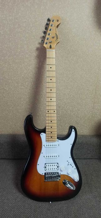 Fender Stratocaster с хамбакером и двумя синглами, комбоусилитель.