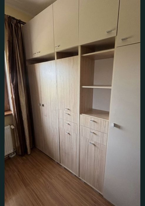 Mobilă tineret cu dulapuri și corpuri suspendate