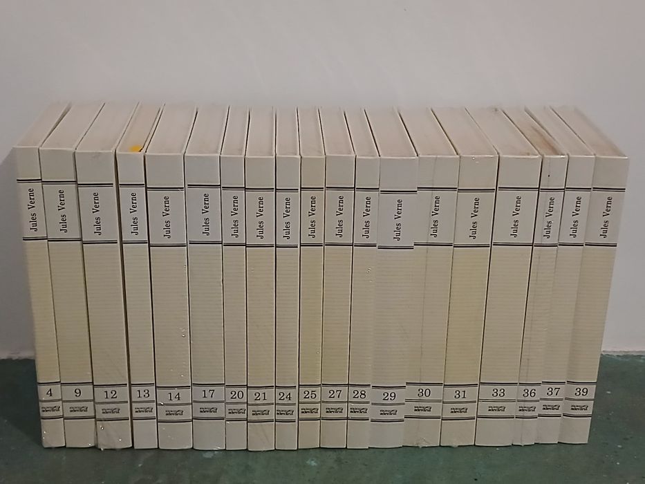 Vând cărți Jules Verne. NEGOCIABIL .VÂND URGENT!!