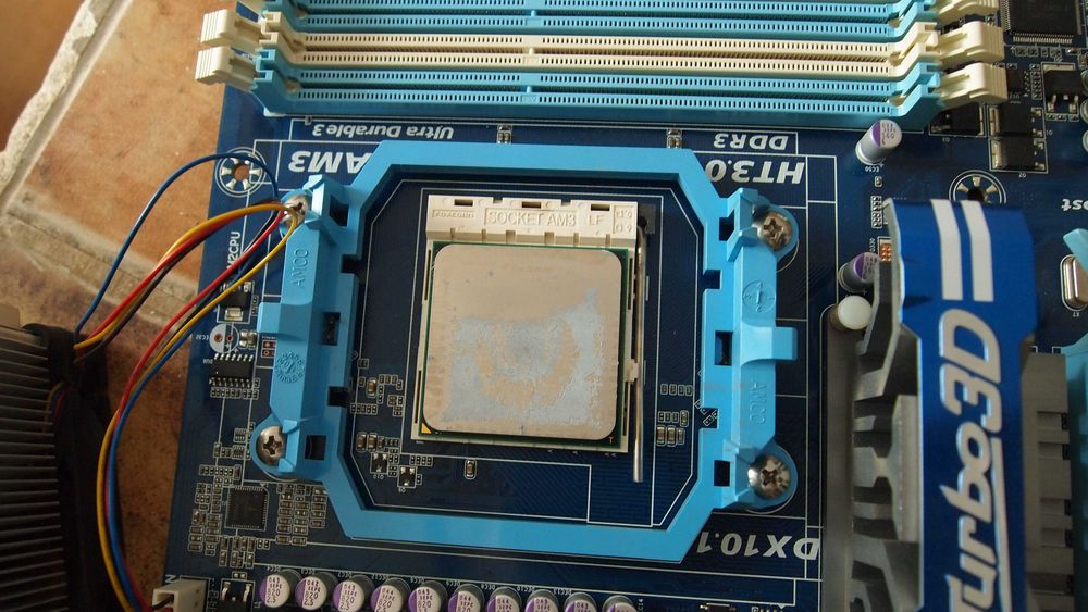 Kit procesor AMD Phenom II X2 + placa de baza Gigabyte GA -880GA-UD3H