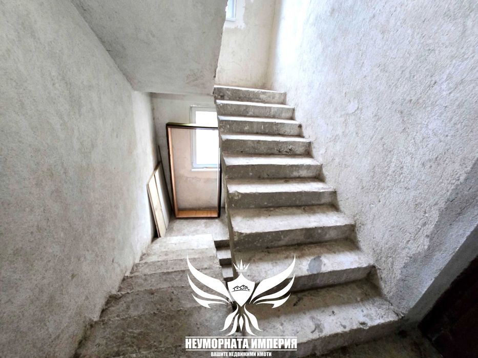 Продавам тристаен апартамент 128кв. с гараж, таван и изба в гр.Хисаря