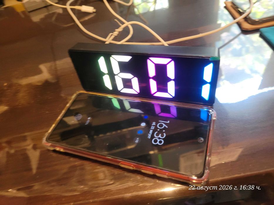 LED будилник с многоцветен RGB дисплей и огледална повърхност