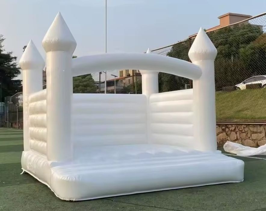 Vand Castel Gonflabil Alb 4x4.5 m