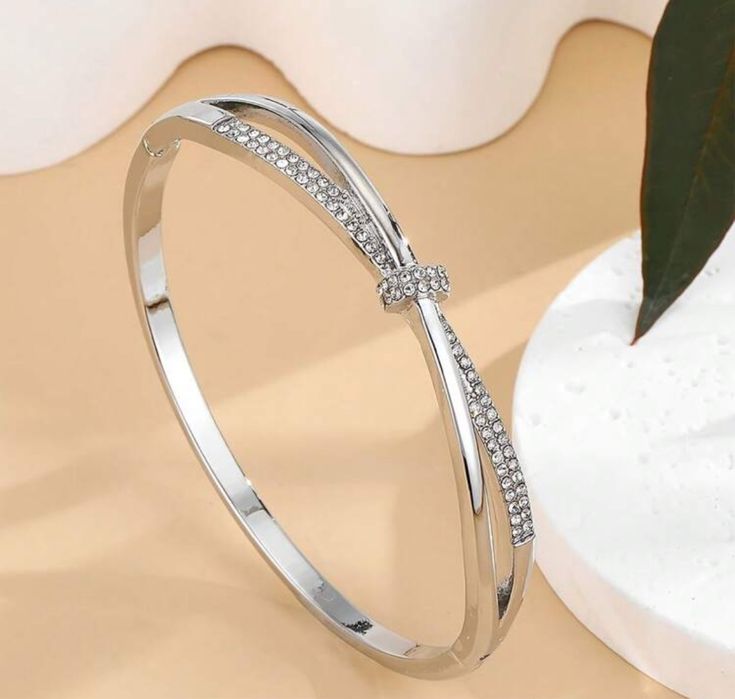 Дамска твърда гривна