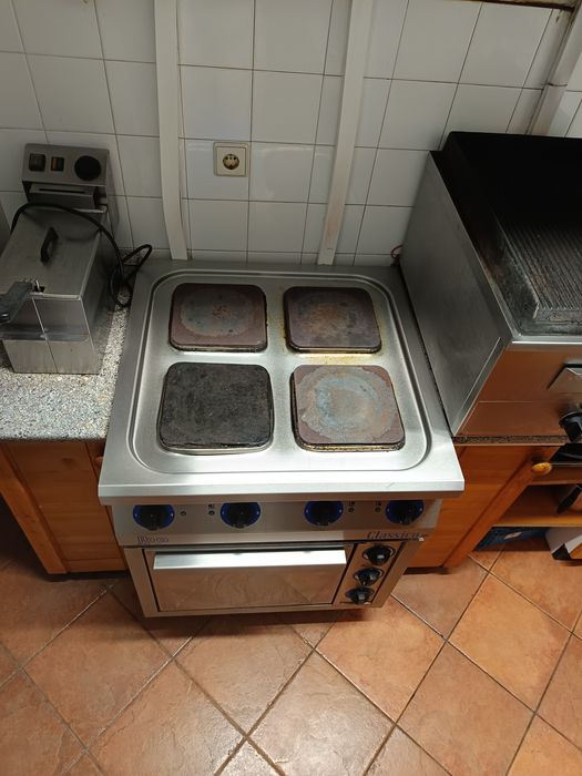 Професионална готварска печка фурна и 4 котлона от Чехия