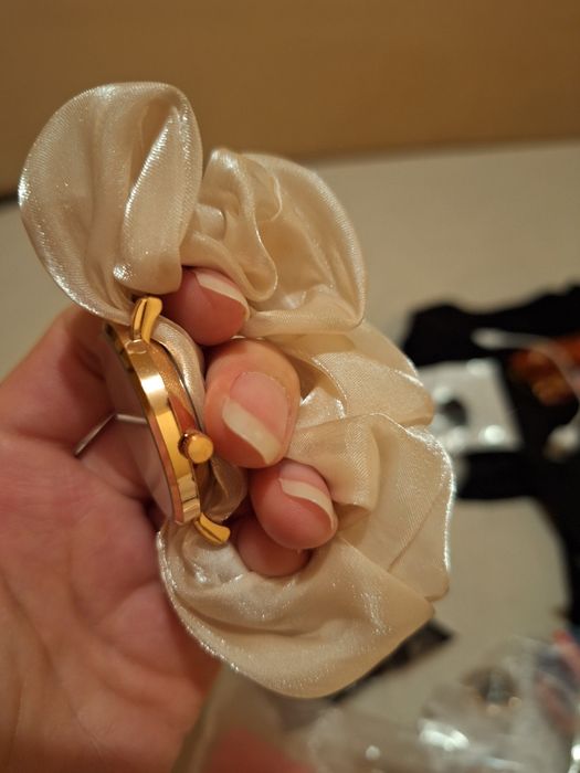 Часовник скрънч беж