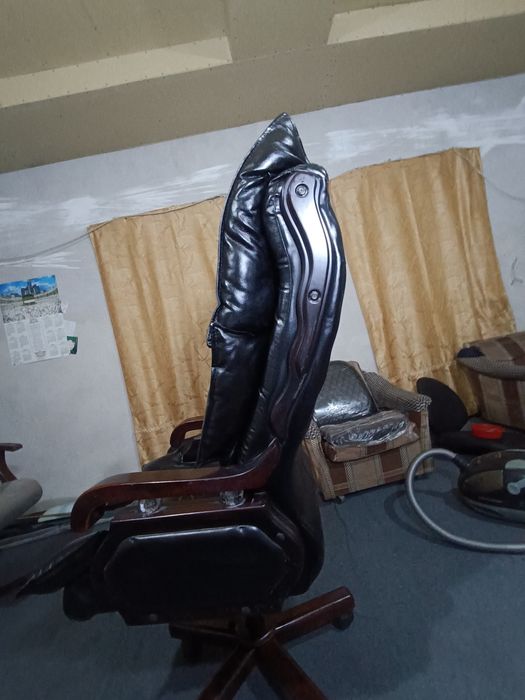 Офисное Кожанние и дубовый кресло