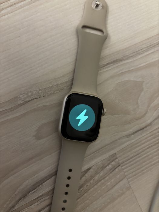 Vand Apple Watch S7 GPS 41 Starlight Aluminiu