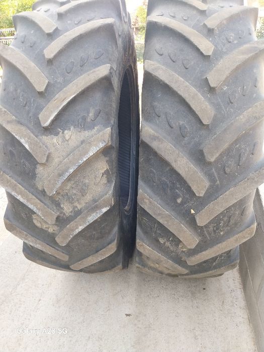 Vind 2 anvelope de tractor