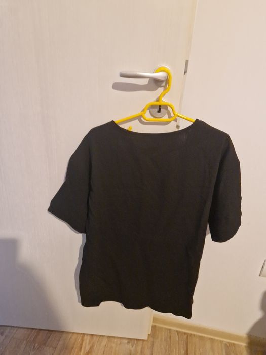 Tricou negru cu nasturi