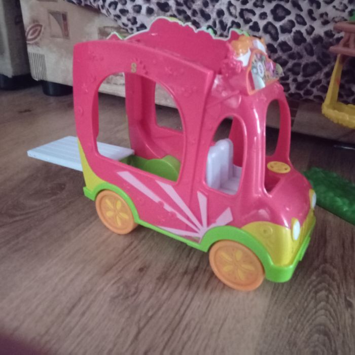 Коледна къщичка с детски играчки