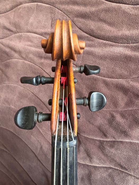 Майсторска виола изработена от лютиерът Найден Ганчев през 1973