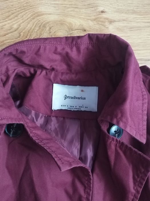 Trench vișiniu cu toate accesoriile