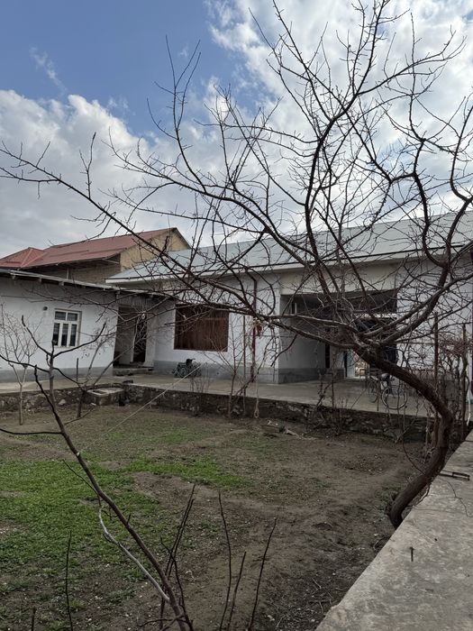 Navoiy shahar, Guliston 3 mavzesida hovli sotiladi