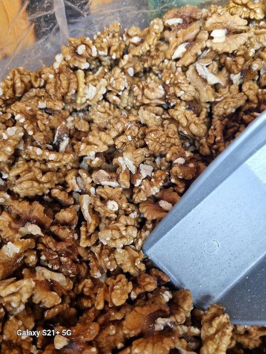 Vand miez de nucă anul 2025 foarte gustoasa pret 45 lei kg