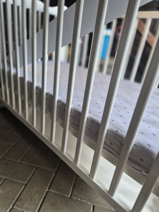 Pat pentru bebelusi prezintă 3 defecte jos la picioare