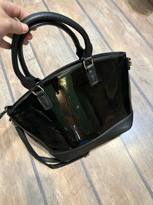 Черна лачена чанта