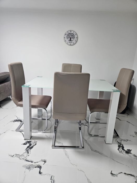 Masa din sticla plus 4 scaune extrem de confortabile